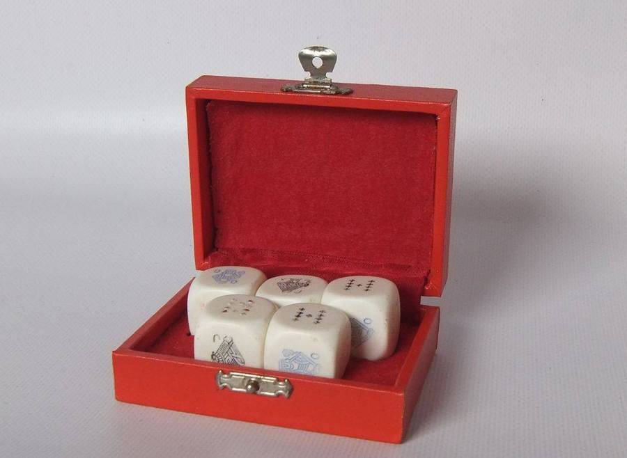 UNDER R100 - Collectable - A vintage box containing 5 unusual dice