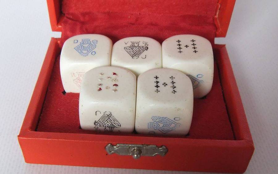 UNDER R100 - Collectable - A vintage box containing 5 unusual dice