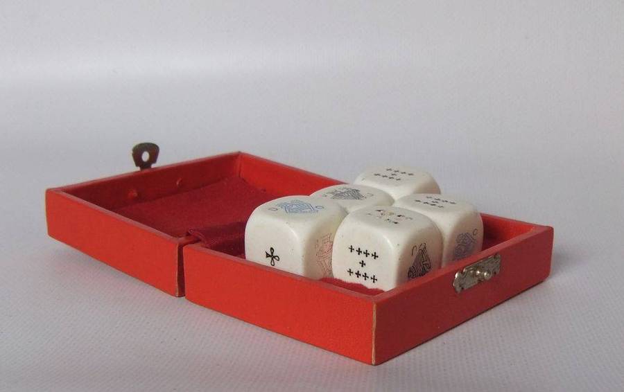 UNDER R100 - Collectable - A vintage box containing 5 unusual dice