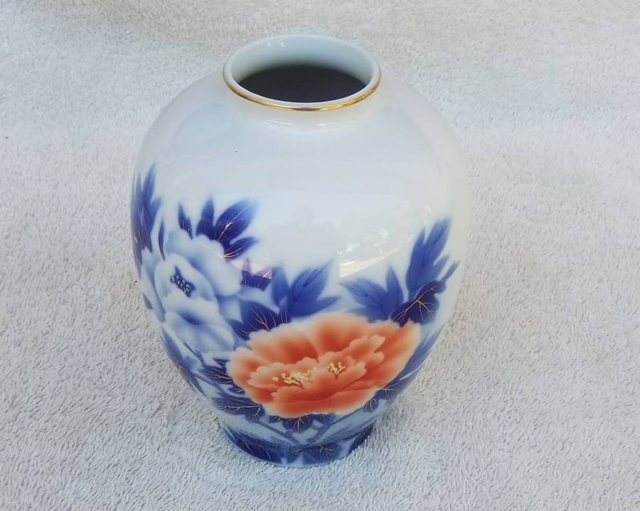 A signed vintage Japanese Fukagawa Seiji  porcelain vase with peony motif