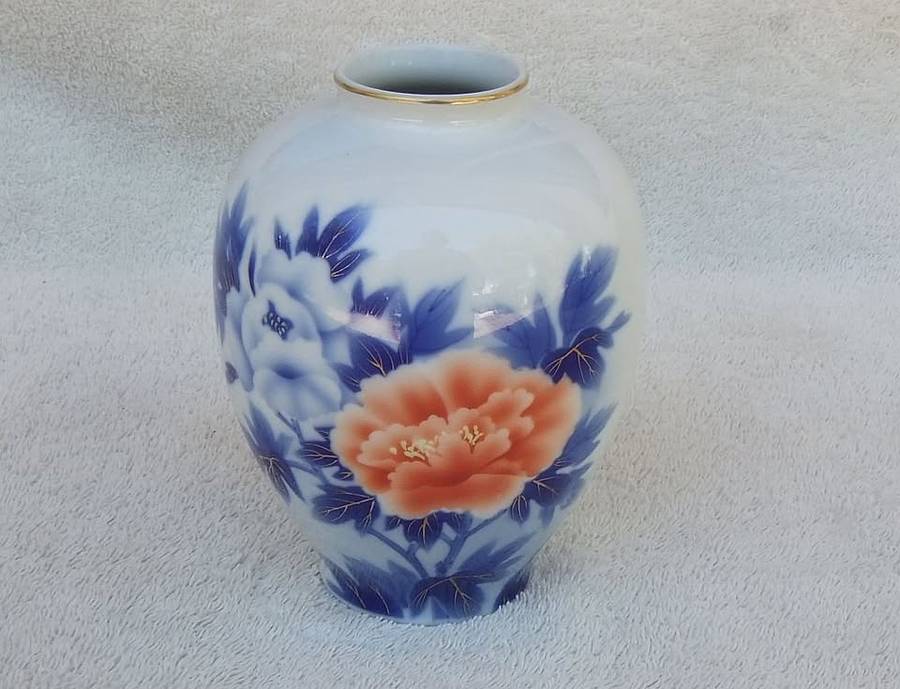 A signed vintage Japanese Fukagawa Seiji  porcelain vase with peony motif