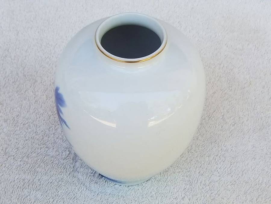 A signed vintage Japanese Fukagawa Seiji  porcelain vase with peony motif