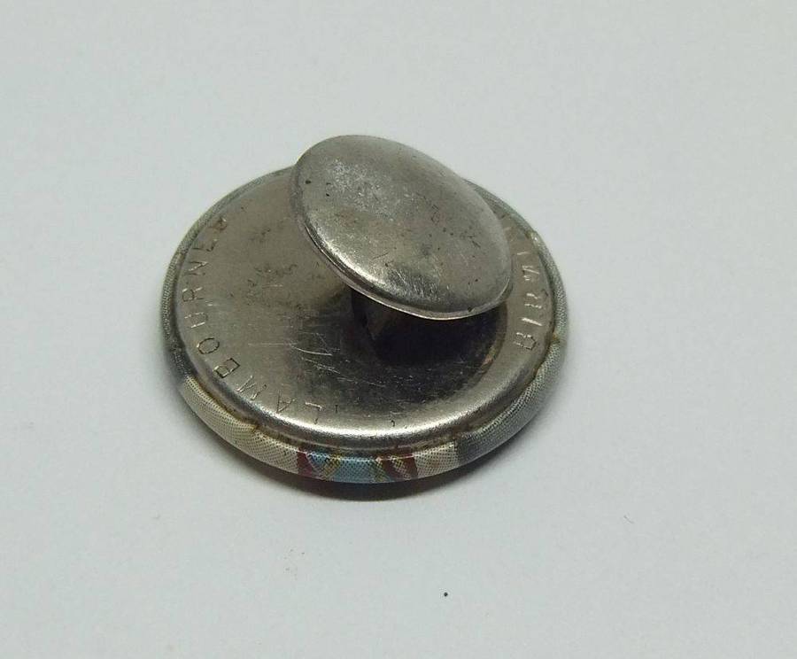UNDER R100 - Collectable - A vintage Royalty buttonhole badge