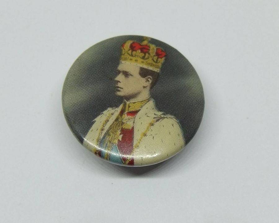 UNDER R100 - Collectable - A vintage Royalty buttonhole badge