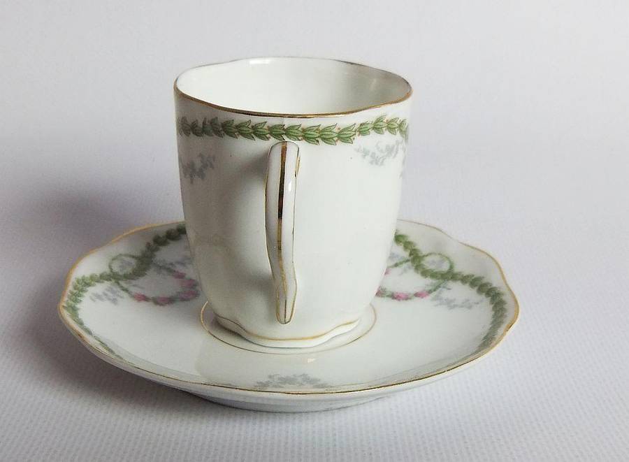An early 20th centrury Bavarian porcelain duo in the Chrysantheme pattern , espresso sized