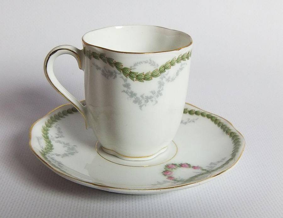 An early 20th centrury Bavarian porcelain duo in the Chrysantheme pattern , espresso sized