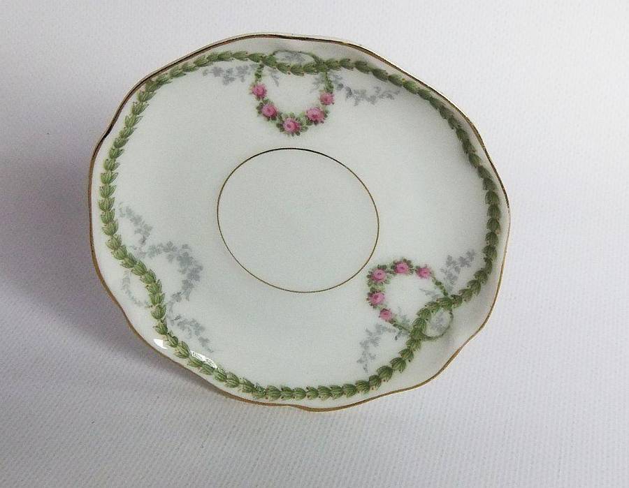 An early 20th centrury Bavarian porcelain duo in the Chrysantheme pattern , espresso sized