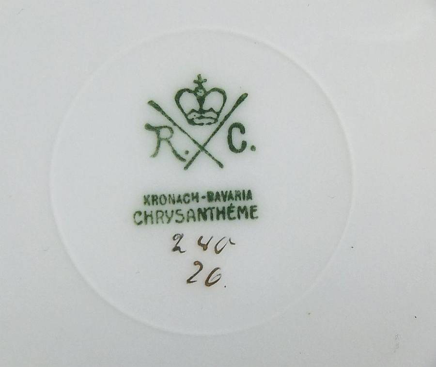 An early 20th centrury Bavarian porcelain duo in the Chrysantheme pattern , espresso sized