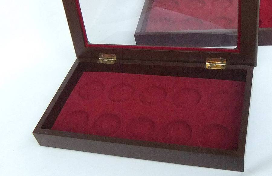 Three files with loads of info on pocket watches & clocks plus two cases to display your collection