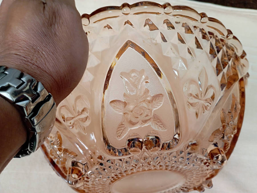 A gorgeous pink Depression glass serving or fruit bowl beautiful detail as per scan
