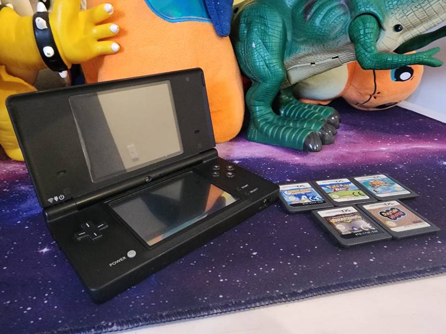Nintendo DSi + 5 Games (Pre-owned)