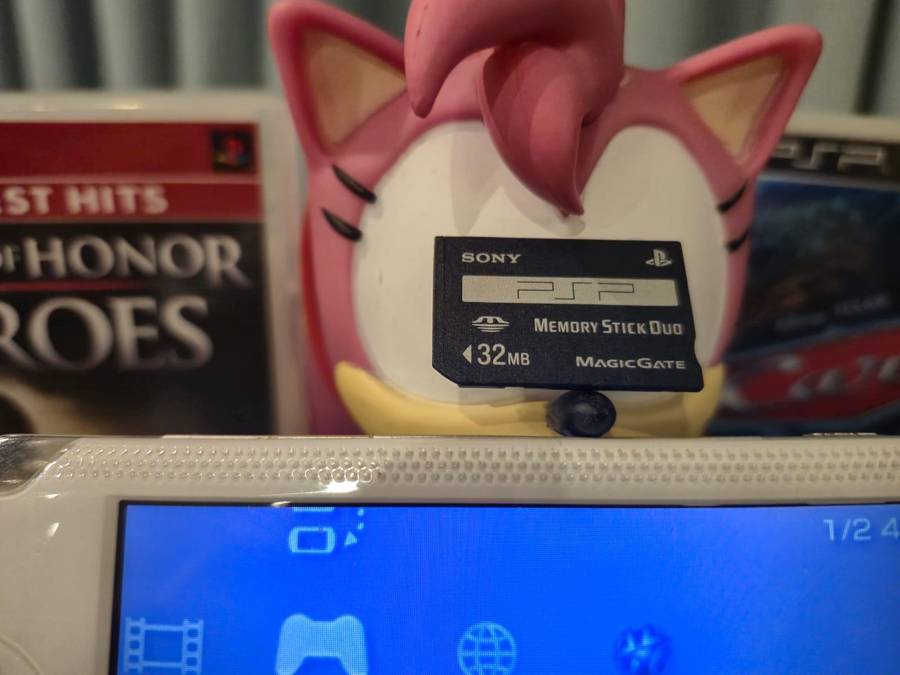 PSP 1000 Limited Edition White, 6 Games