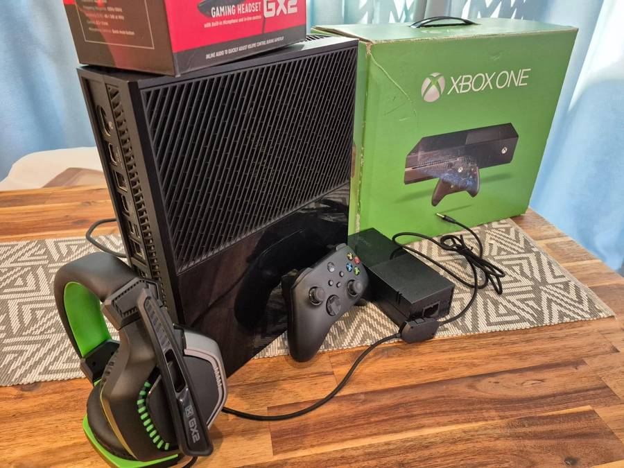 Xbox One 500GB, Controller (Series S/X), Original Packaging, Gaming Headset (Pre-owned)