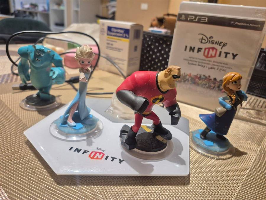 PS3 Disney Infinity Base Set with 4 Figurines  Pre-Owned (Includes Game Disc)