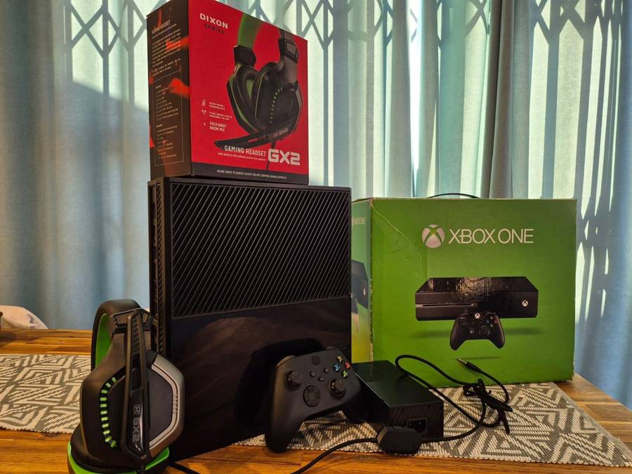 Xbox One 500GB, Controller (Series S/X), Original Packaging, Gaming Headset (Pre-owned)