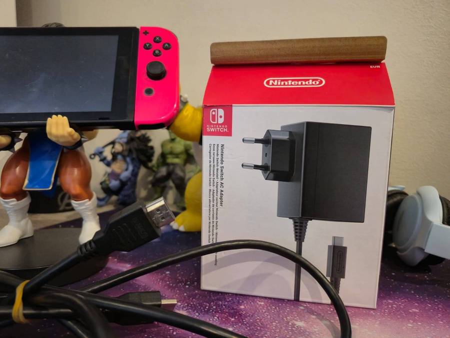 Nintendo Switch V1 XAJ4004 (Pre-owned)