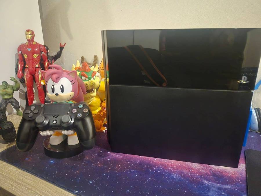 PS4 1TB Console, 1st Gen, 1 Controller, All Cables (Pre-owned)(30 day warranty)