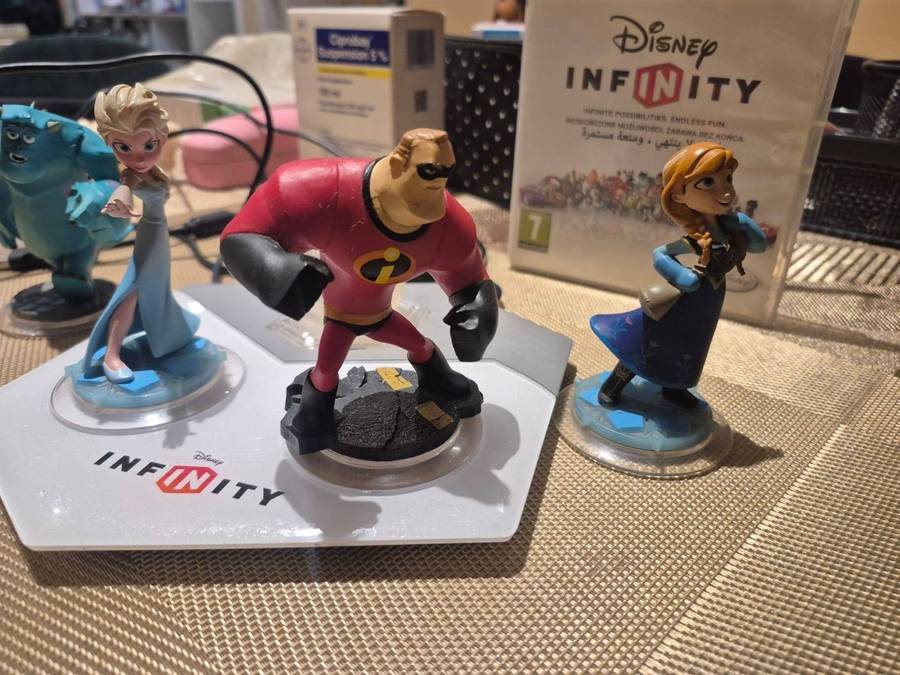 PS3 Disney Infinity Base Set with 4 Figurines  Pre-Owned (Includes Game Disc)
