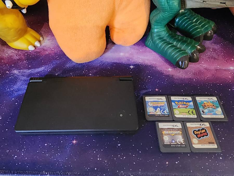 Nintendo DSi + 5 Games (Pre-owned)