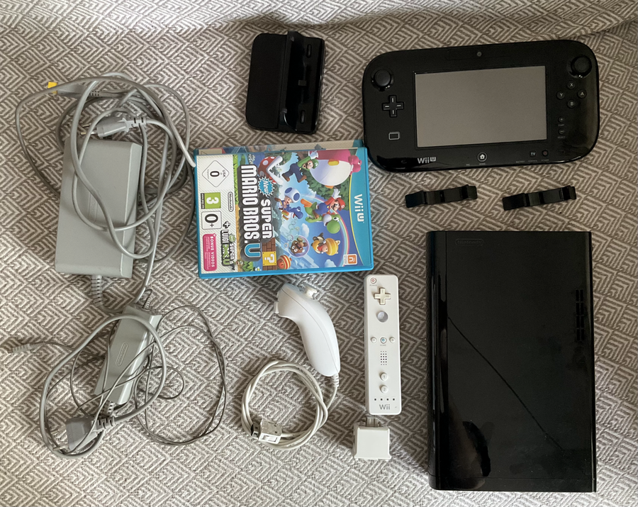 Wii U bundle - 32GB WiiU with accessories and 2 games
