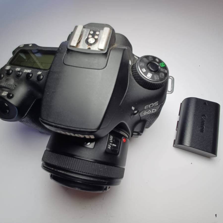 Canon EOS 90D DSLR 32.5mp + 50mm Lens + 2 Batteries