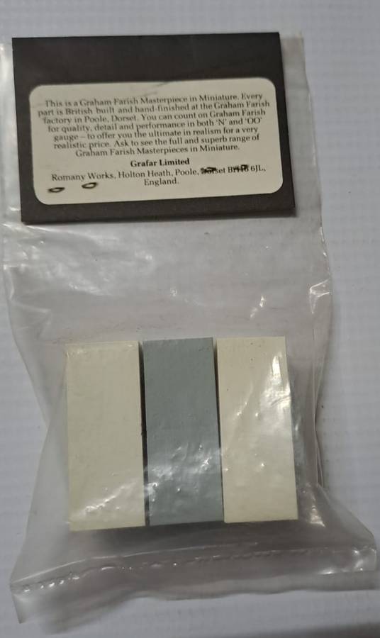 Model Trains N-Scale 3 x Containers.