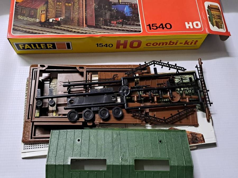 Model Trains H0-Scale 1 x Faller - Engine House. 170 x 110 x 105mm