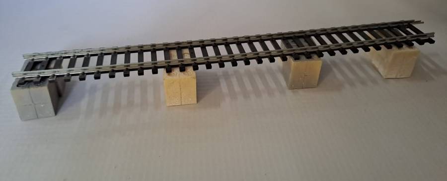 Model Trains HO 8 x Bridge Pillars (Unpainted)