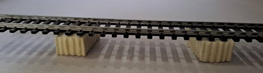 Model Trains HO 2 x Bridge Pillars small. (Unpainted)