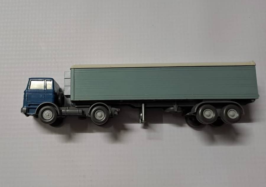 Model Trains 1:87 HO 1 x Wiking Mercedes-Benz truck.