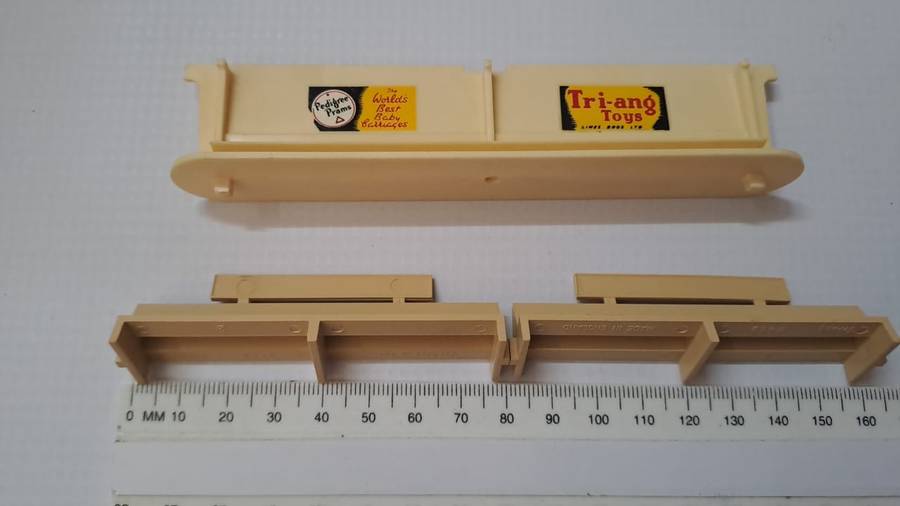 Model Trains OO/HO-Scale 1 x set Platform Advertising Signs x 1 and Benches x 2.