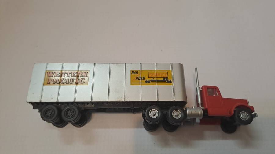 Model Trains/Trucks HO 1 x Walthers Western Pacific Containers & Truck.