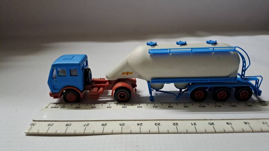 Model Trains/Track HO 1 x Kibri Mercedes-Benz Cement Truck.
