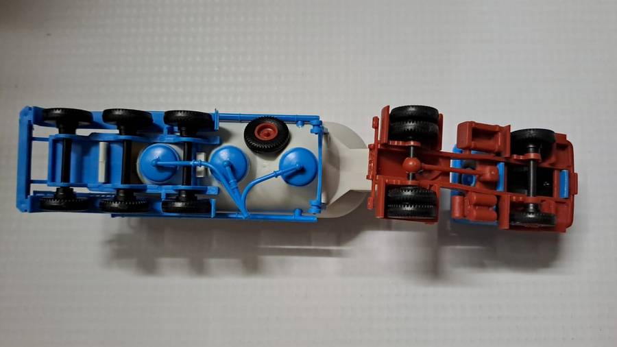 Model Trains/Track HO 1 x Kibri Mercedes-Benz Cement Truck.