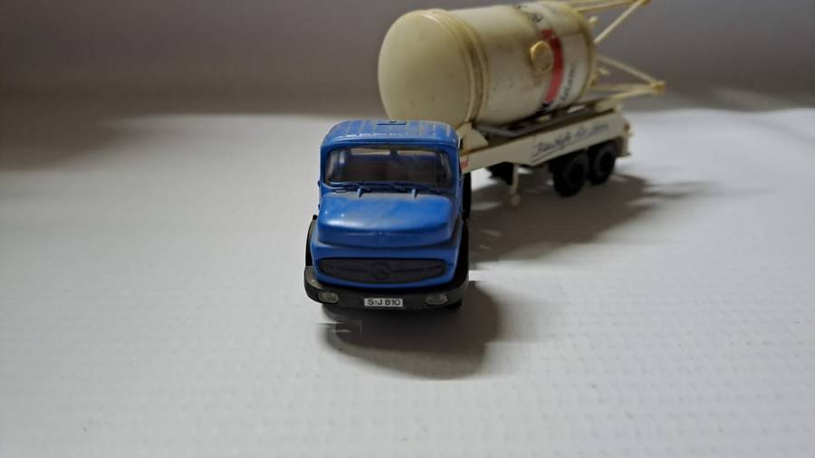 Model Trains/Track HO 1 x Kibri Mercedes-Benz Abnormal Cement Truck transporting a Silo.