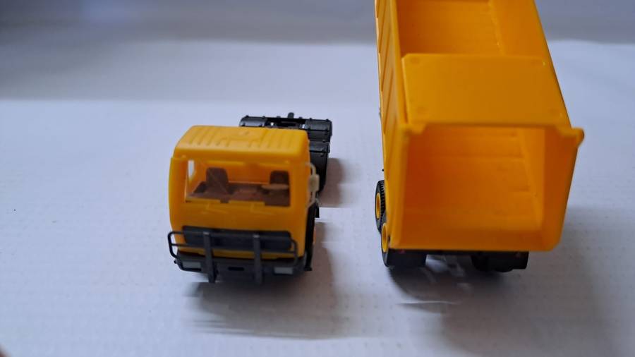 Model Trains/Track HO 1 x Kibri Mercedes-Benz Tipper Truck.