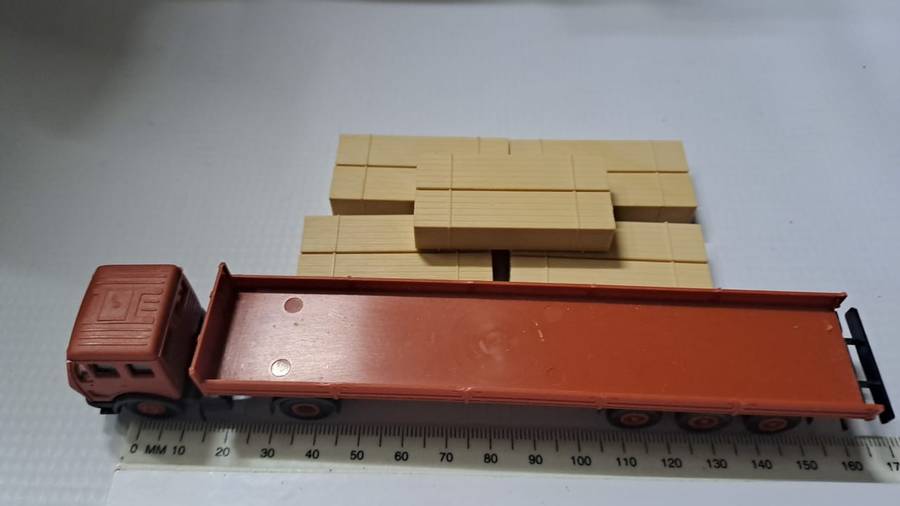 Model Trains/Track HO 1 x Kibri Mercedes-Benz Abnormal long 5 x loss wood loads. Missing back flap.