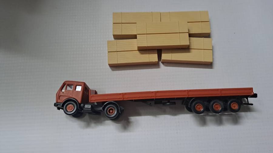 Model Trains/Track HO 1 x Kibri Mercedes-Benz Abnormal long 5 x loss wood loads. Missing back flap.