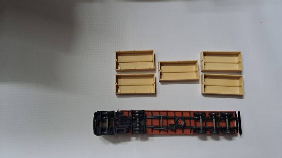 Model Trains/Track HO 1 x Kibri Mercedes-Benz Abnormal long 5 x loss wood loads. Missing back flap.