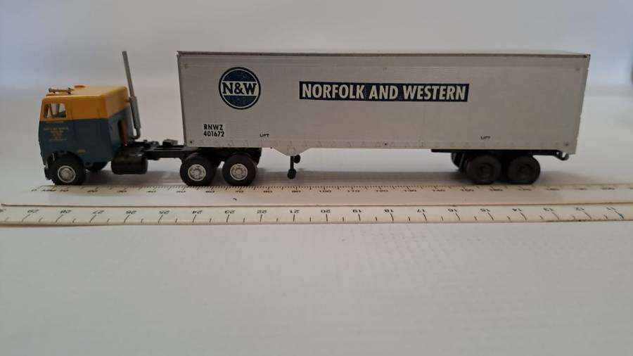 Model Trains/Track HO 1 x Walthers Norfolk and Western Container with Truck. (fully build kit)