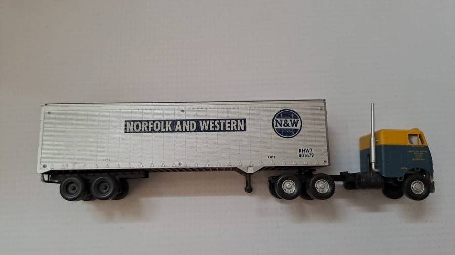 Model Trains/Track HO 1 x Walthers Norfolk and Western Container with Truck. (fully build kit)