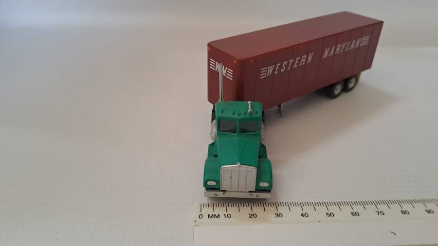 Model Trains/Track HO 1 x Walthers Western Maryland Container with Truck. (fully build kit)