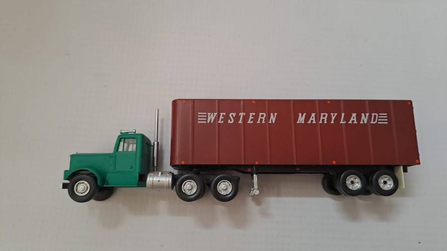Model Trains/Track HO 1 x Walthers Western Maryland Container with Truck. (fully build kit)