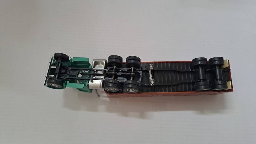 Model Trains/Track HO 1 x Walthers Western Maryland Container with Truck. (fully build kit)