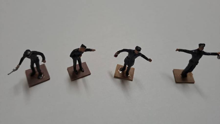Model Trains 1:87 HO 4 x Railway figures.