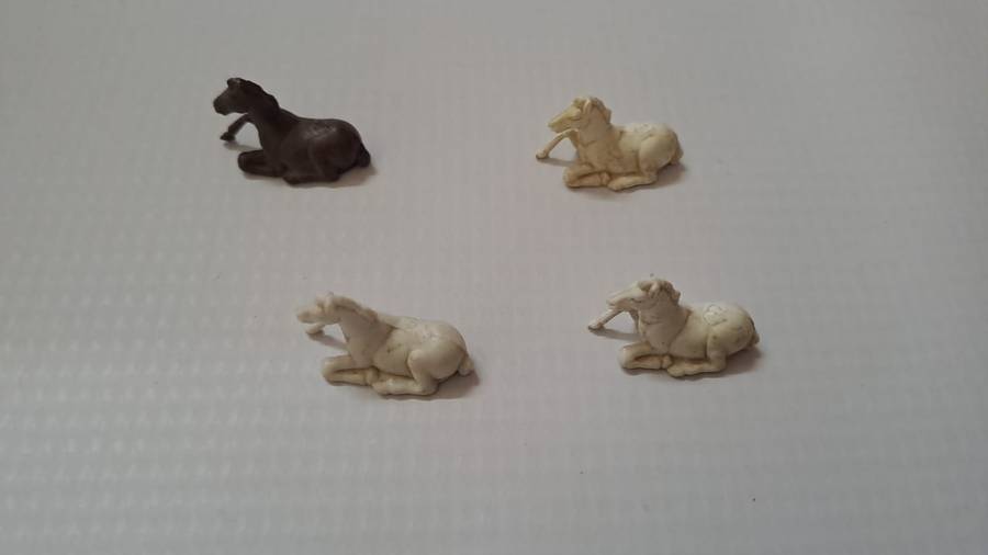 Model Trains H0-Scale 4 x Horses lying down.
