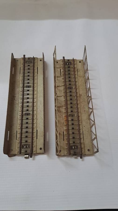 Model Trains HO 2 x Marklin 3 rail bridges. (Tracks rusted)