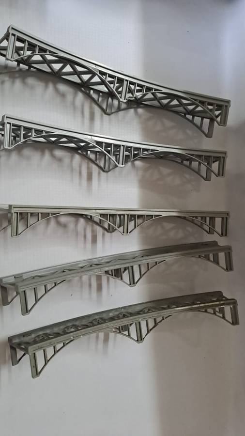 Model Trains HO 1 x Curved low bridge. (Plastic, see Pic's) You bid on one, there is now3 available.
