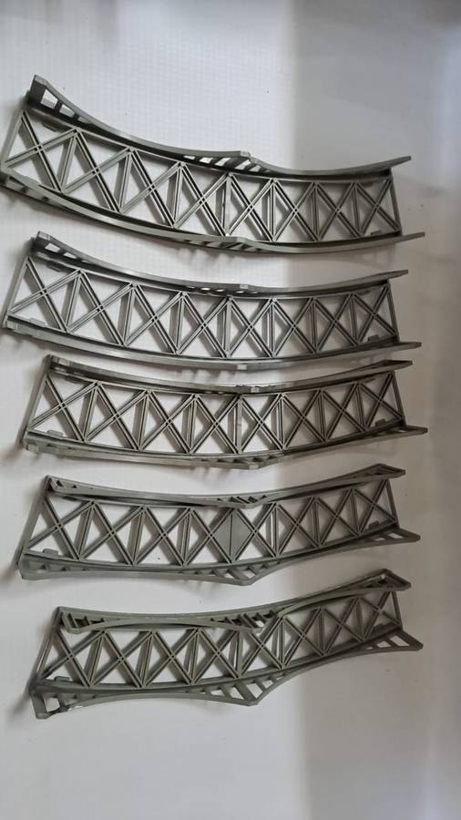 Model Trains HO 1 x Curved low bridge. (Plastic, see Pic's) You bid on one, there is now3 available.