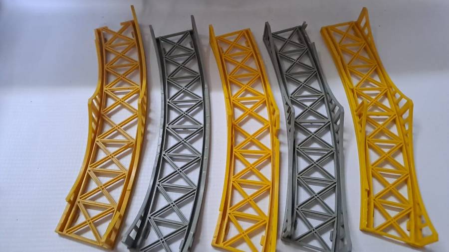 Model Trains HO 1 x Curved low bridge. Plastic, see Pic's, broken You bid on 1, there is 5 available